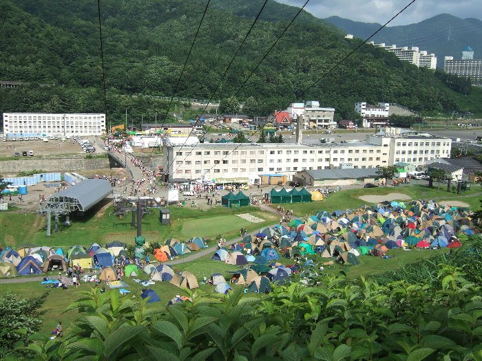 前夜祭の午後3時すぎ。左側にまだ余裕があります。