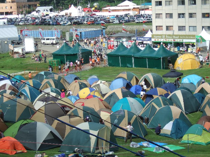 キャンプの経験上、テントはある程度高さがあった方が便利です。3人用以下になると、テントの中で立つことができず、着替えに苦労します。4人用以上になると、女性なら立てるでしょう。ただし、1人で設営するのは困難になります。