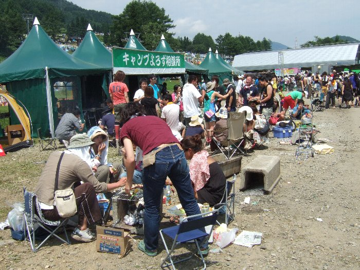 よろず相談所の前は例年バーベキューエリアとなっています。 