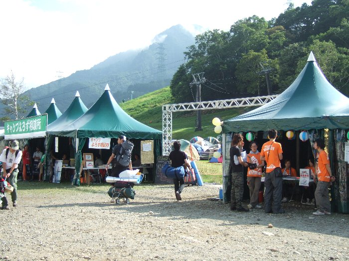 キャンプサイトに入ると、まず見えるのがキャンプサイトのインフォメーションとキャンプよろず相談所です。右がインフォメーション。 