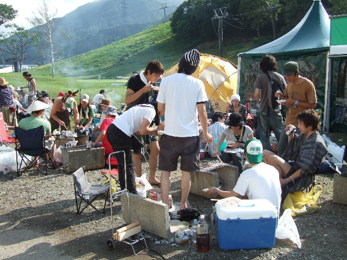 U字溝に網を載せて焼く人。 