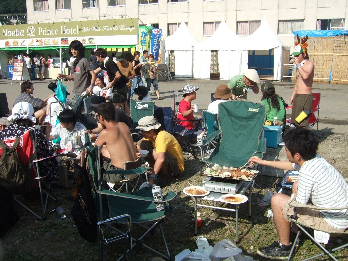 ガスコンロで焼く人。ガスコンロは参加者が自分で用意します。食材もすべて参加者持参です。 