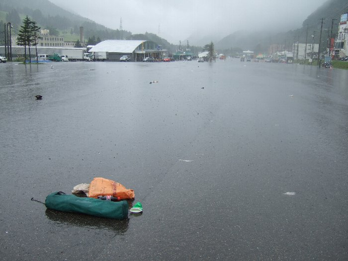 月曜日午後1時15分ごろ。置いてあるのか忘れたのか捨てたのか分からない荷物です。