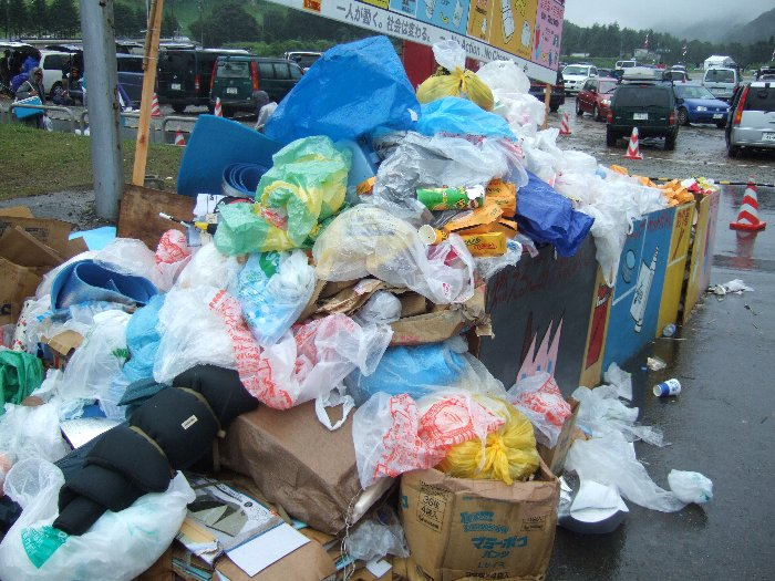 毎年の光景ですが、3日目の翌日、つまり月曜日朝のごみ置き場の状態。