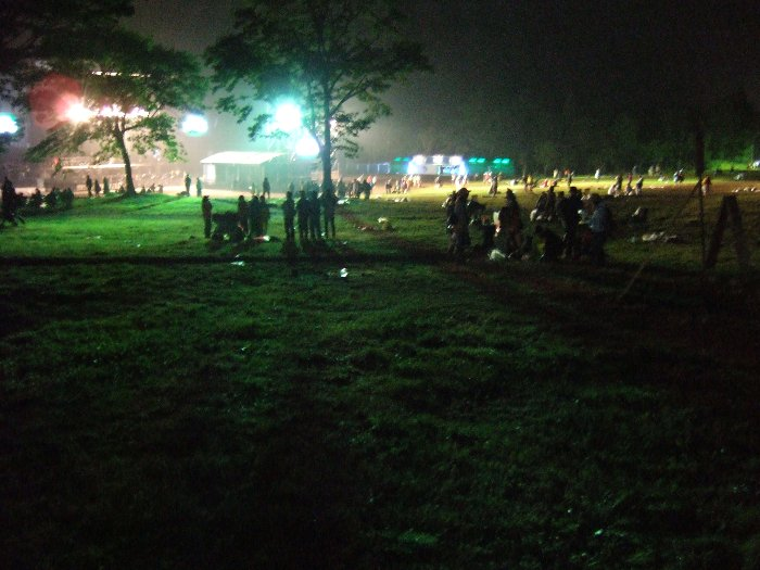 3日目午前1時40分ごろ。グリーン・ステージも人がほとんどいなくなりました。オアシス・エリアにはたくさんいます。