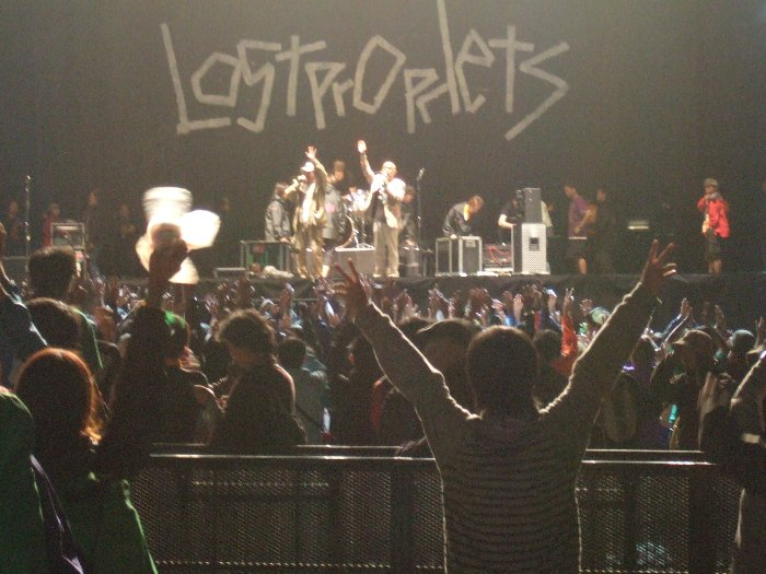 3日目のクロージング・アーティスト、ロストプロフェッツ終演後、あいさつする司会者。