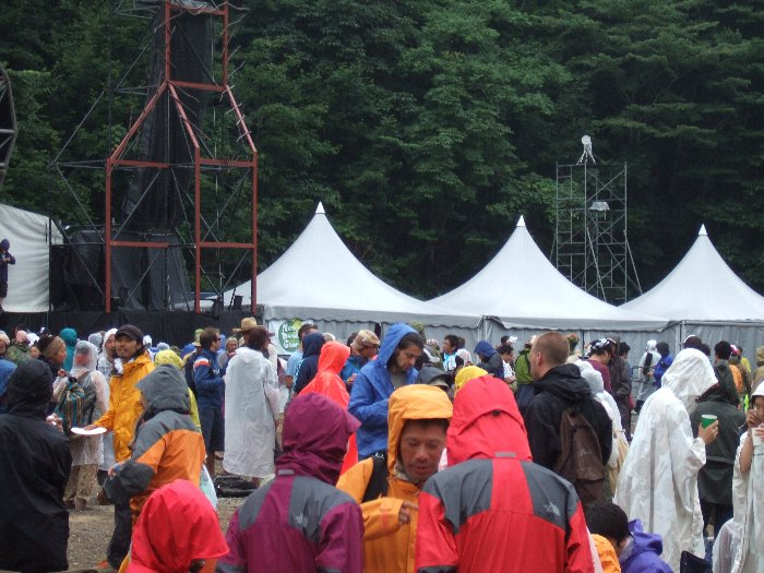 雨が降ると派手な色のレインコートが増えるため、暗めの空間がややカラフルになります。
