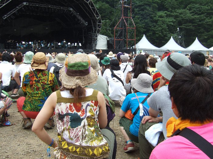 パノラマ・スティール・オーケストラの公演中。会場の聴衆が全員座っているところ。