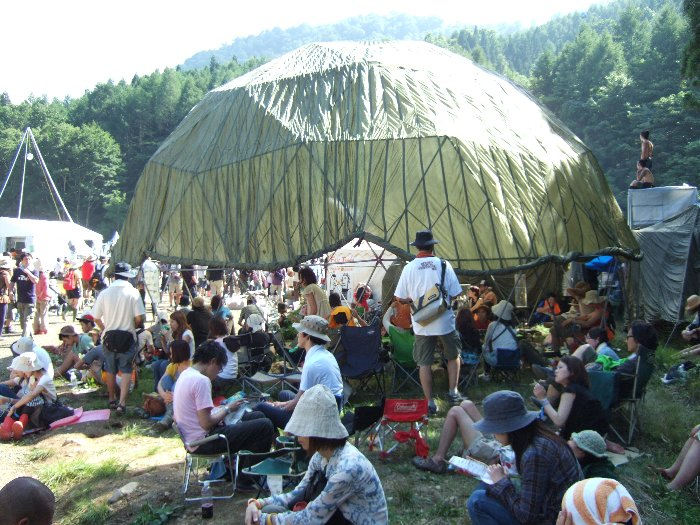 テントをかぶせて日よけにしています。