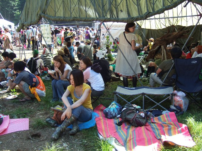 日陰で休憩する人。