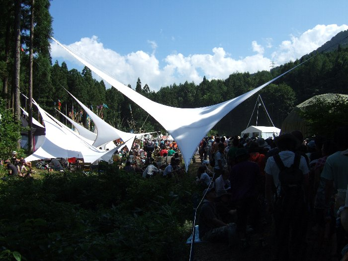 オレンジ・コート側にある日よけ。