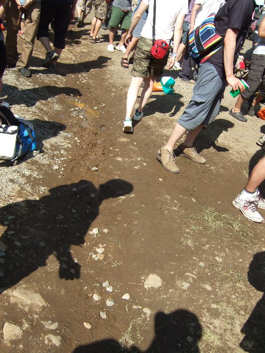 雨水が流れる溝。ステージに向かって右側にあります。 