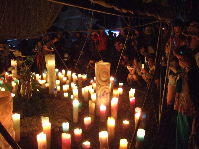 ろうそくの光を写す人たち。