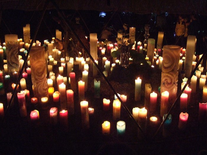 ドームの内部に置かれたろうそくの数々。 