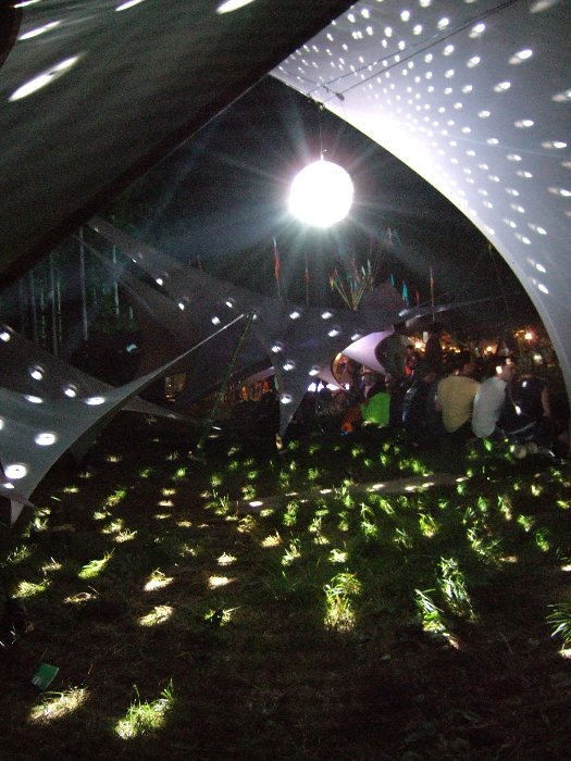 真ん中で光っているのもミラーボール。 