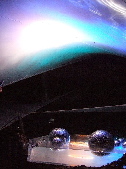 ミラーボールが反射する光と水の流れが常に変化し、上に映る光も刻々と変わります。 
