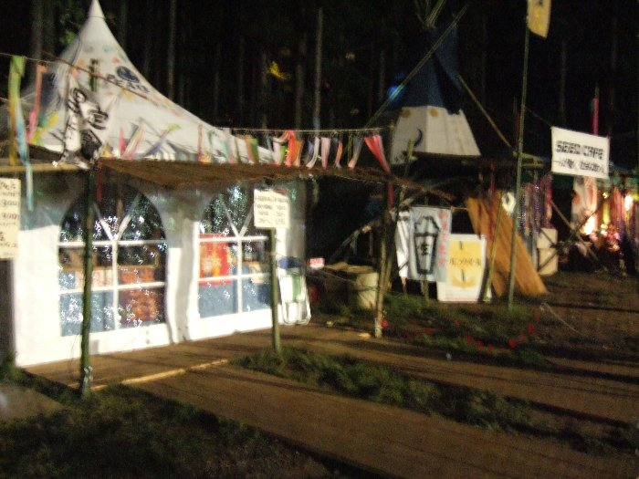 以下の写真はすべて初日の午後11時50分ごろから午前0時までの10分で撮影しました。隣のオレンジ・コートでオールナイト・フジが行われている時間です。