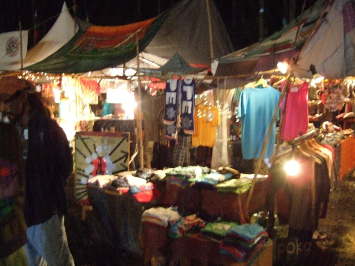 営業している服飾店。