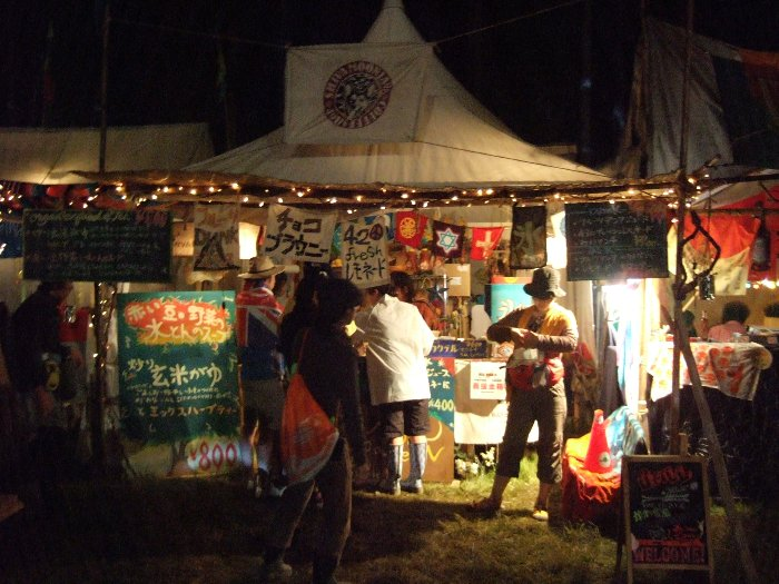 営業している飲食店。調理の簡単な飲食店は営業していることが多い。