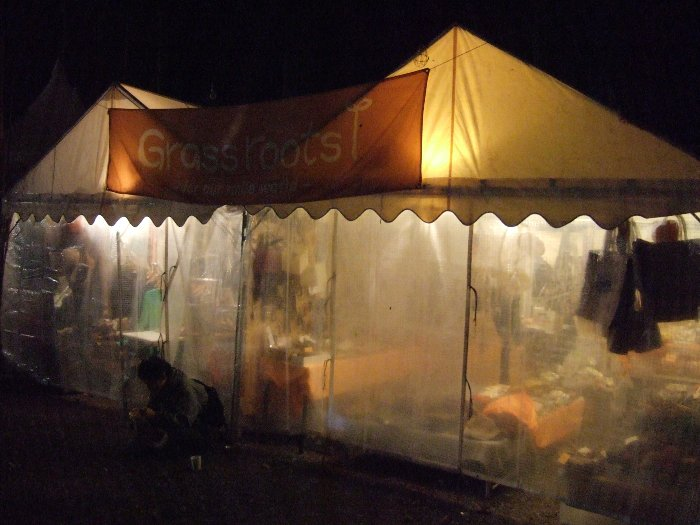 営業はしていないが電気がついているグラスルーツ。