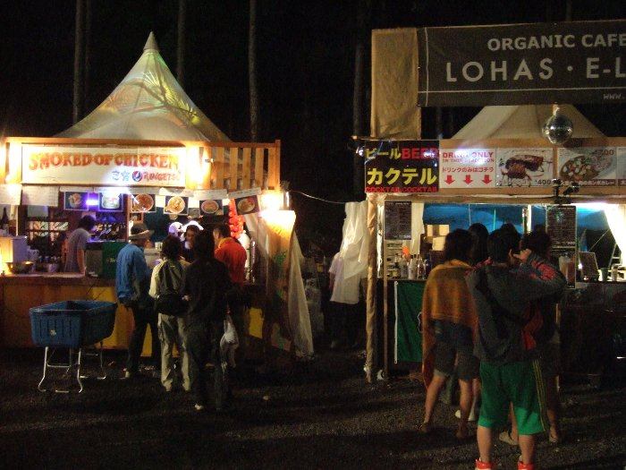 営業中の2店。オレンジ・コートにも飲食店はありますが、少し歩けばフィールド・オブ・ヘブンで他のメニューも食べられます。ただし、午前5時まで営業しているかどうかは分かりません。