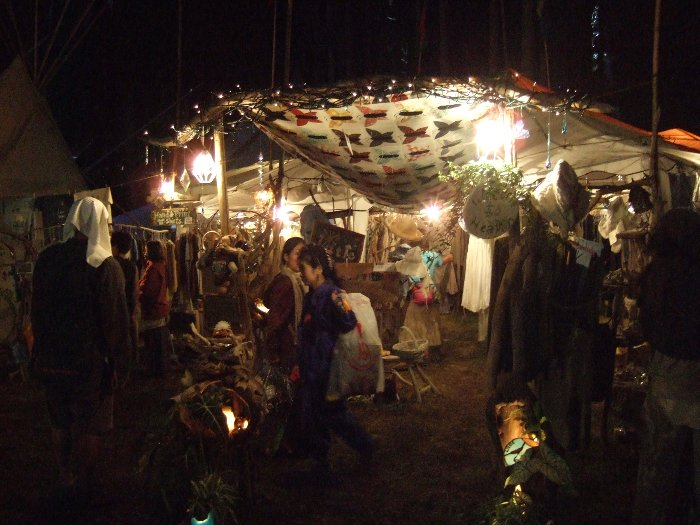 営業中の服飾店。