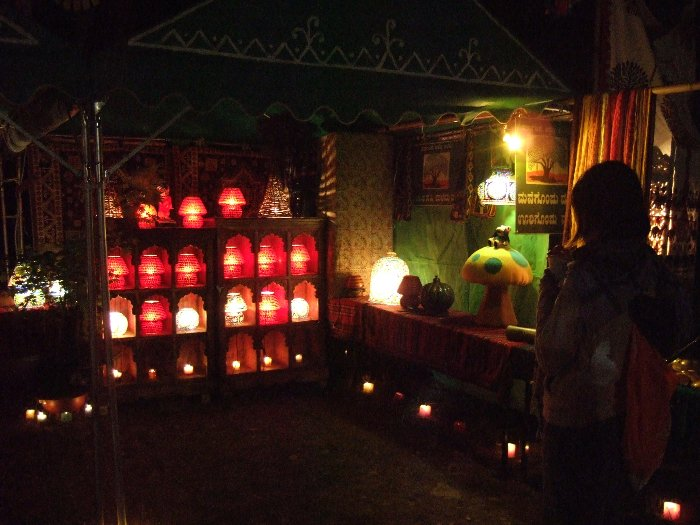 アジア風のランプを販売する店。