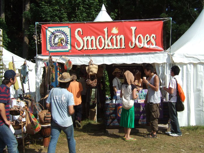 服飾雑貨とたばこを販売する店。