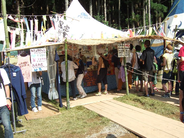 黒米ごはんの定食を販売。