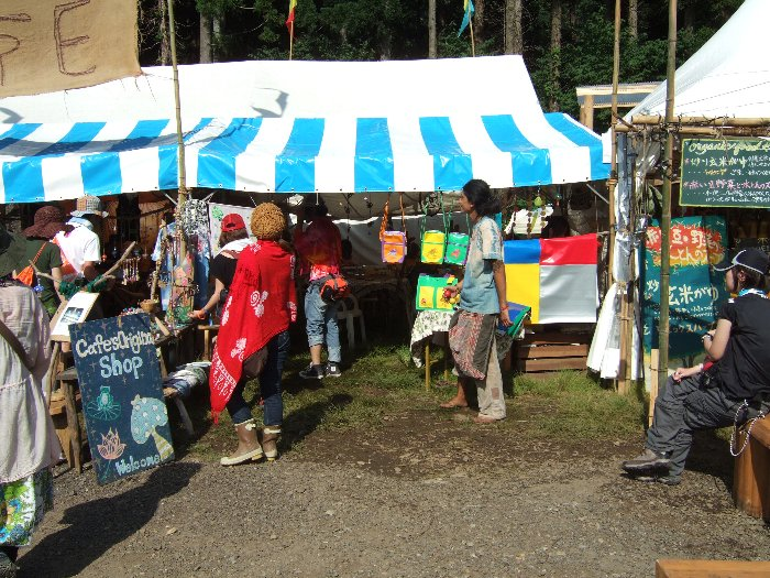 ポップなかばんもぶら下がっています。