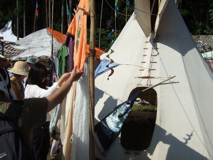 アメリカ先住民風のテントがあり、中には特に何もありませんでした。オブジェの一種か。