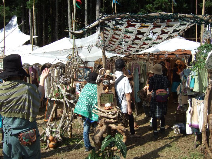 流木を利用した案内が多い。