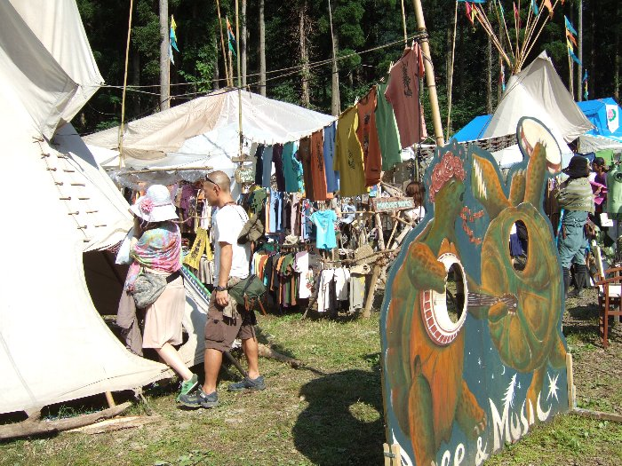 観客スペースの後方は服飾雑貨店が並びます。