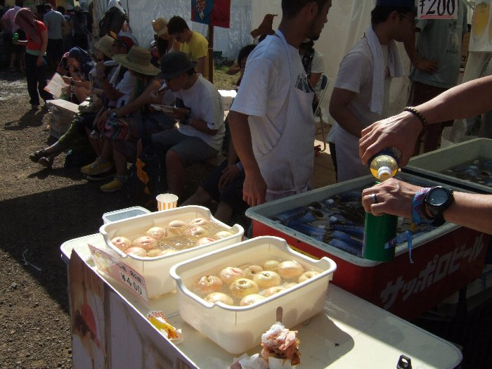 モモ丸ごと1個、400円。