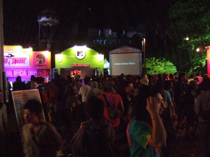 夜、テクノ、クラブ・ミュージックがDJプレイされているところ。DJブースの前は踊る人でいっぱい。女性がよく踊っていました。 