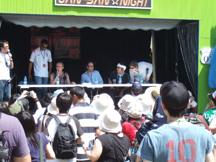 昼間はDJブースでサイン会などが行われます。