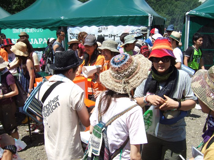 オレンジ色の箱が新潟・中越沖地震の被災地支援募金の箱です。 