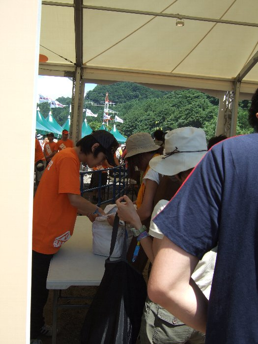 荷物チェック。 