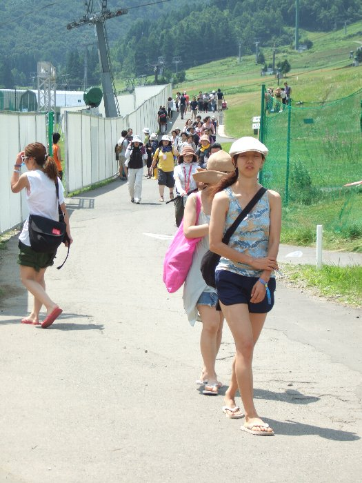 苗場プリンスホテルからキャンプサイト経由で会場に向かう人。 