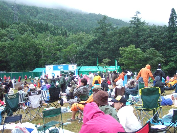 ステージに向かって右側にポカリスエットとハイネケンのブースがあります。左側にもあります。