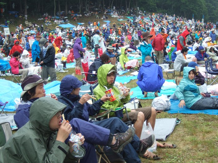 3日目午後2時すぎ。雨が降り出して人がカラフルになりだしたころ。