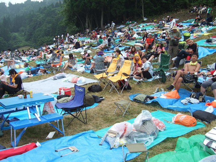 グリーン・ステージの山の斜面。雨が降っていなくても荷物は袋に入れます。