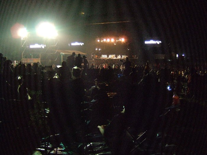 2日目、ビースティ・ボーイズ公演前。自分のいすやレジャーシートを探すのに苦労します。