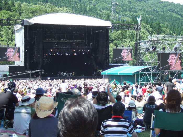 グリーン・ステージ。初日の最初のアーティスト、サンボマスター公演中。オアシスエリア寄りの木陰から。