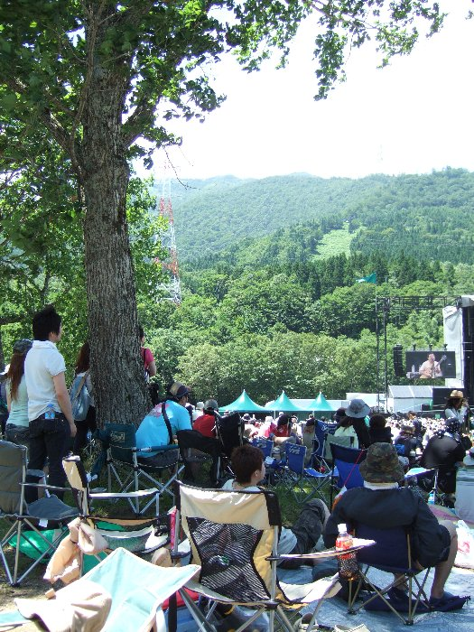 オアシスエリア寄りの木陰は人気があるので、最初のアーティストが公演する午前11時ごろでもいすが密集しています。 