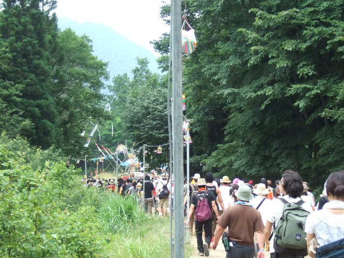 街灯。奥はキッズランド。