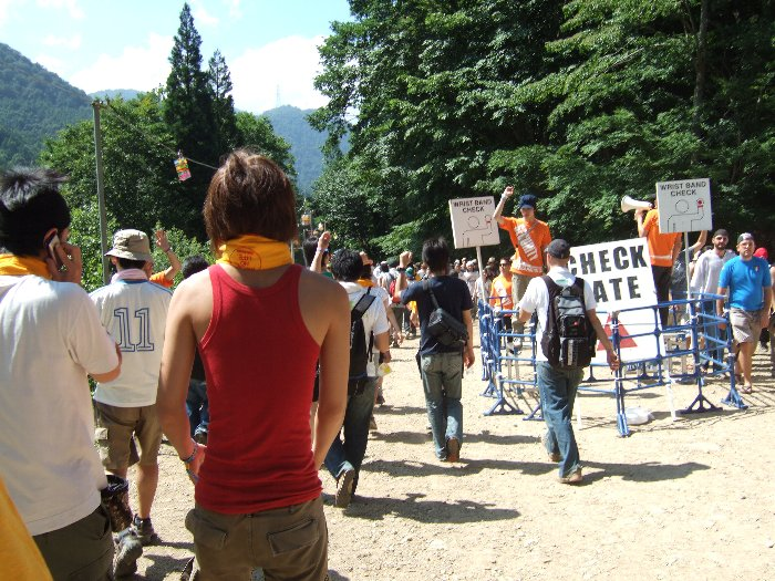 アーティスト・グッズ売り場とキッズランドの間にあるリストバンド・チェック。