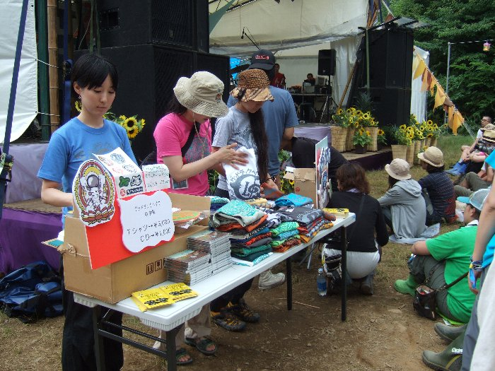 公演中のアーティストの公式グッズを売る人たち。3日目午後2時ごろ、グッドラックヘイワ公演中。