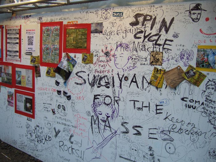 落書きの上から落書きを重ねています。下の方にキュアーのロバート・スミスがいます。