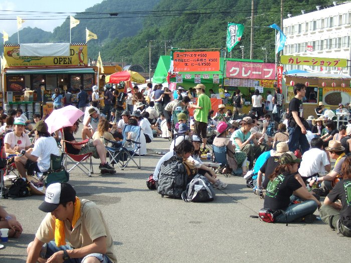 いつも同じ場所にホットドッグのネイサンズがあります。ここは通常の紙カップではなく専用のトレーが使われます。オアシスエリアのピザーラも同様ですが、チェーン店はリサイクルトレーを使用しないことが多い。